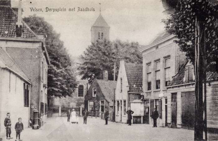 oude foto van Velsen, Dorpsplein met Raadhuis